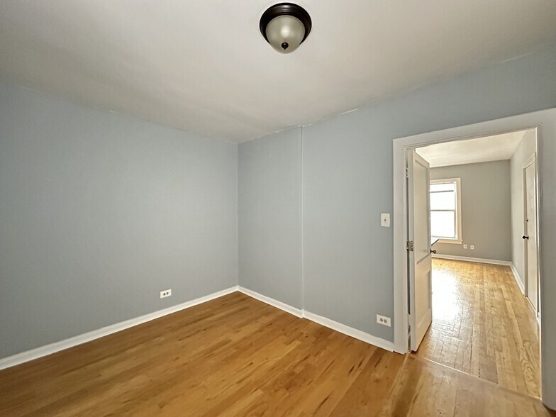 Building Photo - 5662 N Ridge Ave