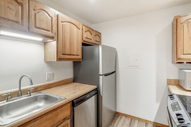 Building Photo - Wilderness One Bedroom Available 7/7!  Close to hiking trails and great amenities.  Amazing SUN!