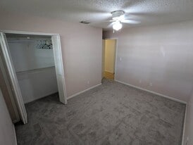 Building Photo - 917 Fairlington Dr