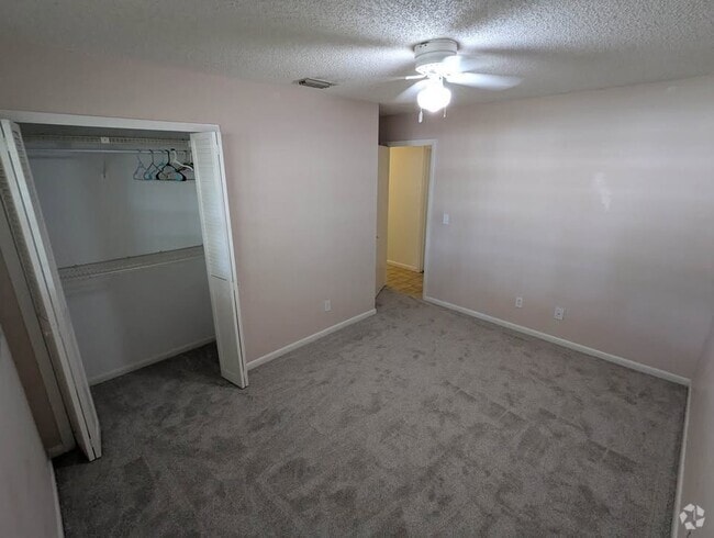 Building Photo - 917 Fairlington Dr