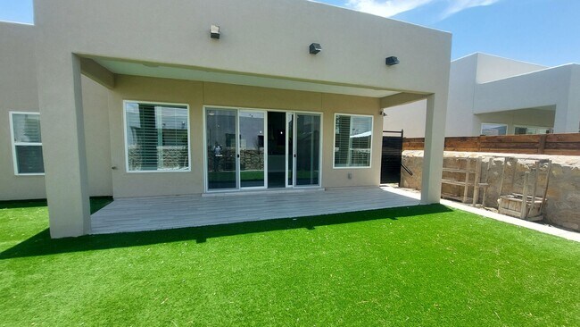 Building Photo - Beautiful 4 bedroom 2.5 bathroom home! READY NOW
