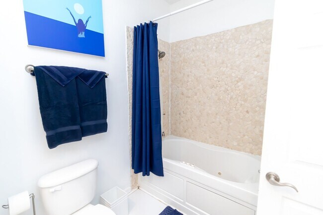 Building Photo - Lovely Townhome Available In Yacht Cove