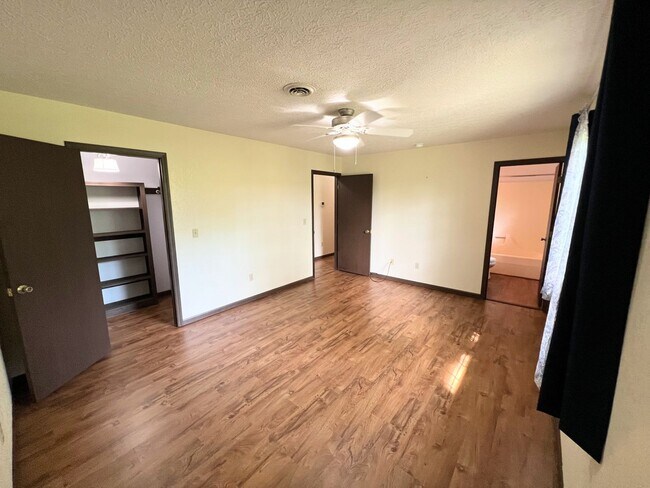 Building Photo - Single Family Home Close to FLW