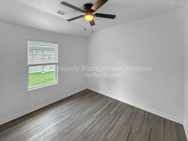 Building Photo - 579 White Water Dr