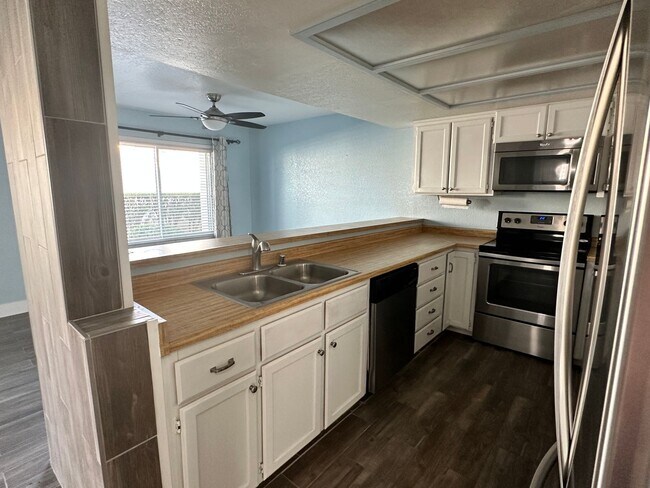 Building Photo - Beautiful 2-bedroom, 2-bathroom condo alon...