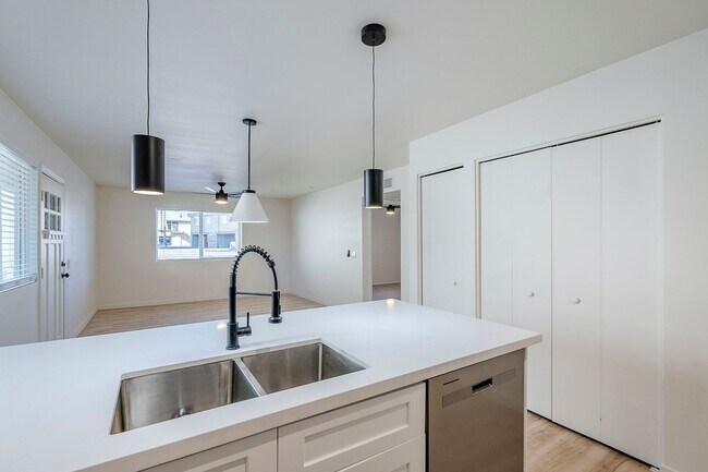 Building Photo - First floor fully updated unit!