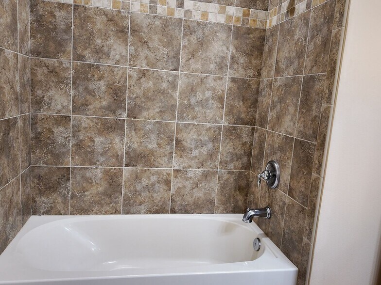 Building Photo - 323 Versailles Ln
