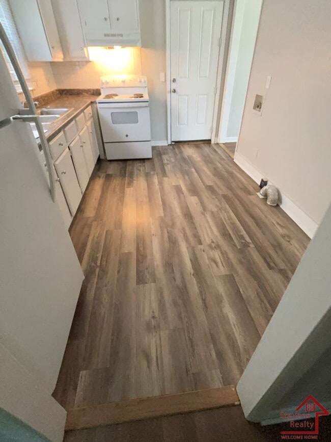 Building Photo - 712 Bronson St