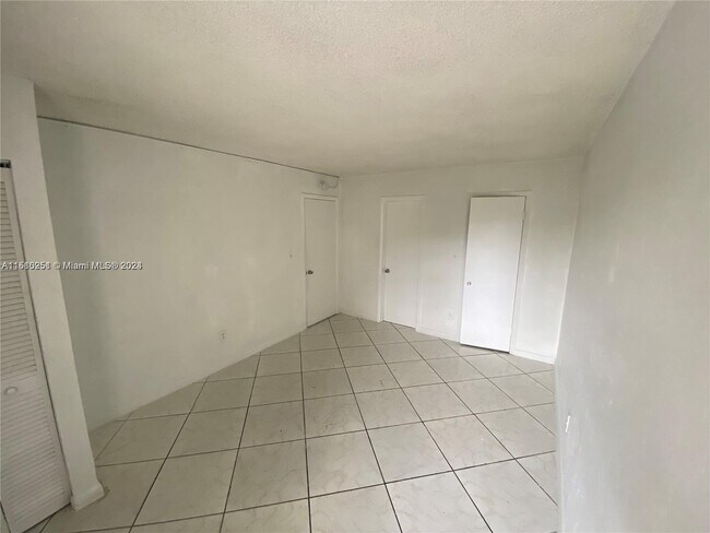 Building Photo - 1901 SW 67th Ave