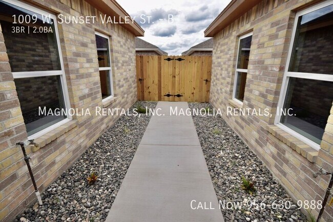 Building Photo - 1009 W Sunset Valley St