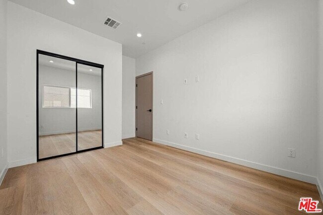 Building Photo - 2001 Vista Del Mar Ave