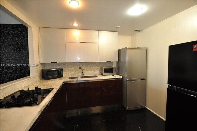 Building Photo - 2030 S Ocean Dr