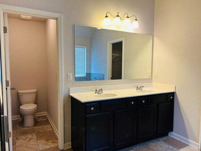 Building Photo - Beautiful 4 bedroom, 2.5 bathroom home In ...