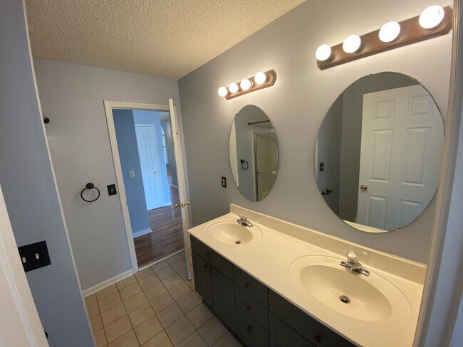 Building Photo - Move in ready, 2-story Townhome located in...