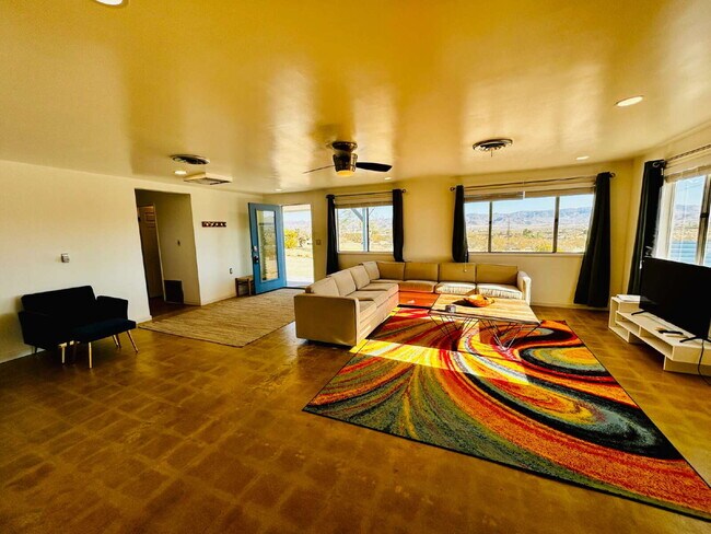 Building Photo - Gorgeous Home Surrounded by Panoramic Views