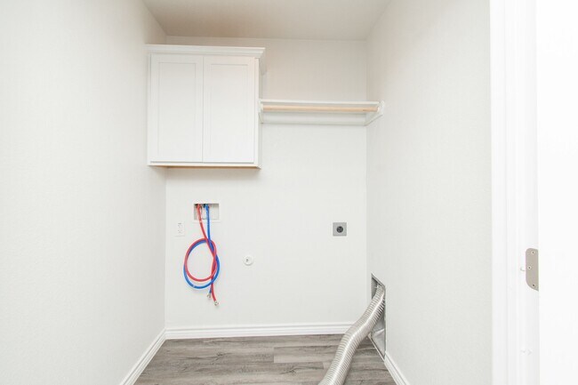 Building Photo - 527 Lost Trl