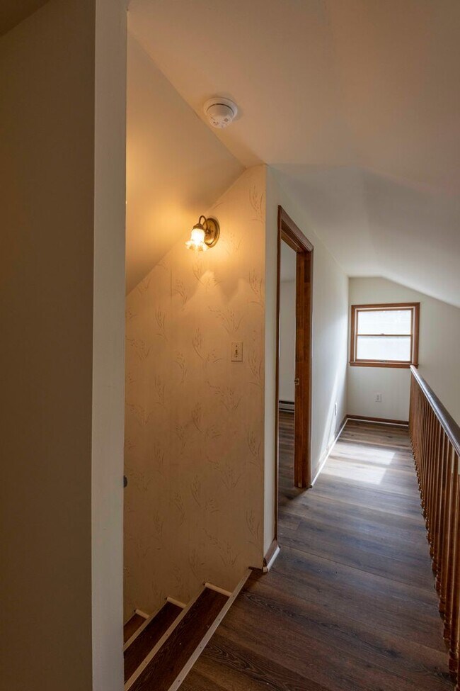 Building Photo - Cozy 4 Bedroom/2 Bathroom Detached Home in...