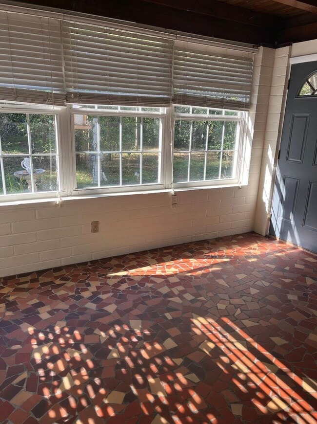 Building Photo - 4 bedrooms and 3 baths near UF campus