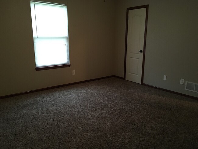 Building Photo - 3 Bed 2 Bath Duplex in Lee's Summit