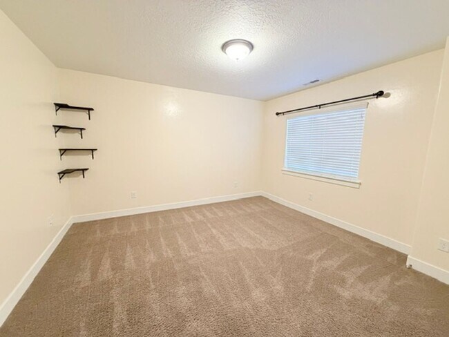 Building Photo - PRIMARY SUITE ON MAIN in a Beautiful Herriman House