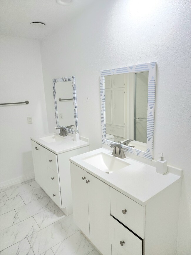 Building Photo - 3030 Shawnee Dr