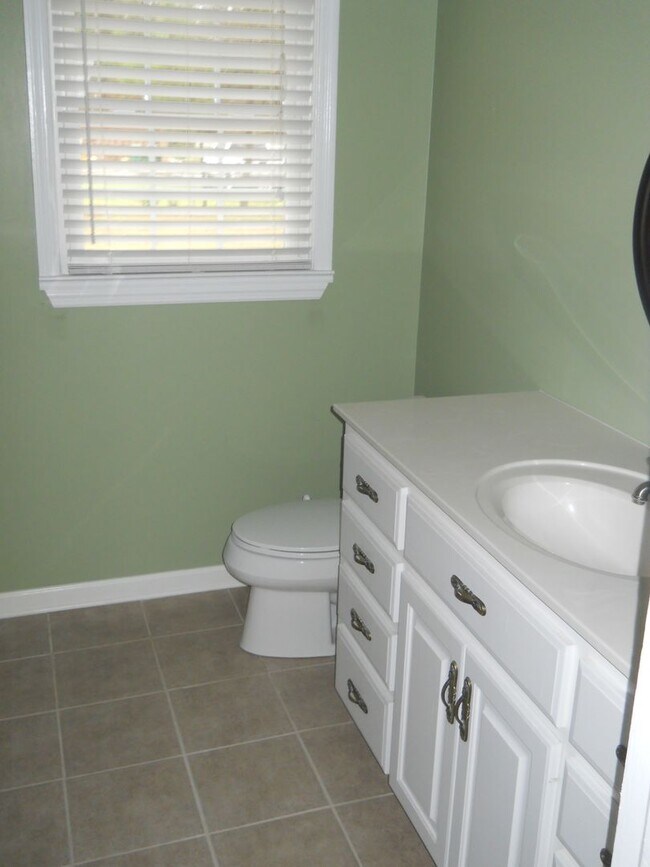 Building Photo - Cute home off Jerry Jones
