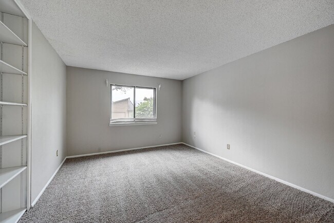 Building Photo - $2,495 2 Bed, 2 Bath Townhome in Aurora wi...