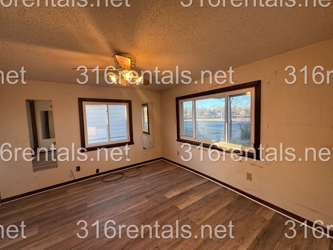 Building Photo - $995 - 3 bed 1 bath - Single Family Home