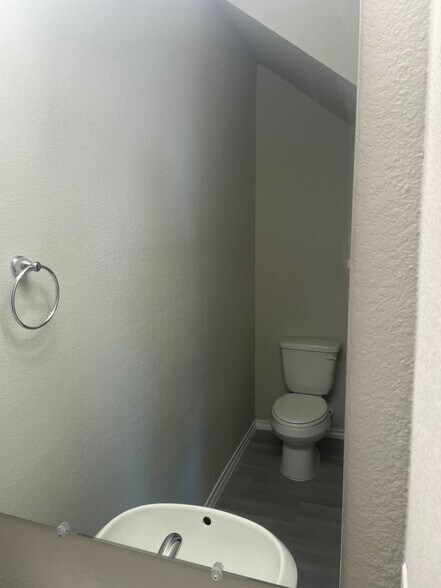 guest bathroom - 2209 Greystone Dr