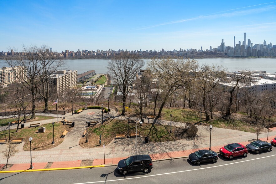 Building Photo - 7855 Boulevard East