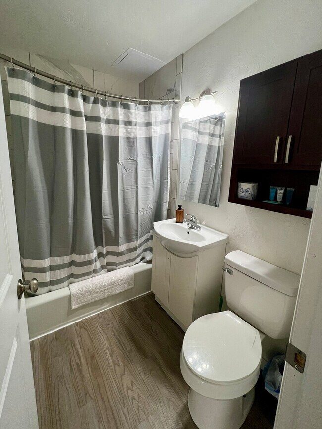 Building Photo - 517 E Division St