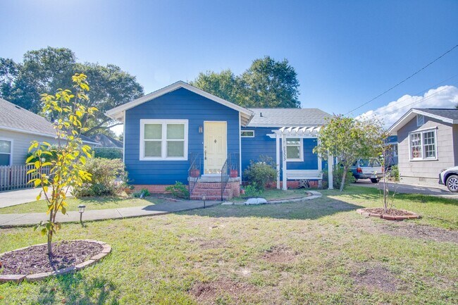 Building Photo - 3-Bedroom, 1-Bathroom Cottage in East Hill with Solar Power & Wraparound Deck!