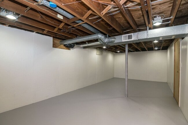 Building Photo - 2420 N Circle Dr