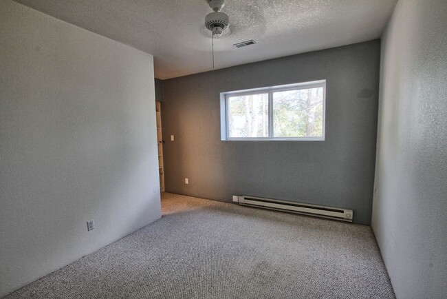 Building Photo - 3 bed 2 bath mountain rental