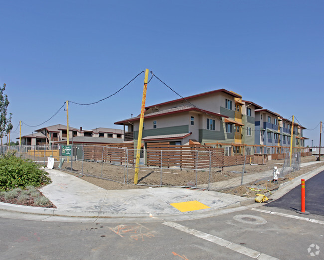 Building Photo - Heritage Commons