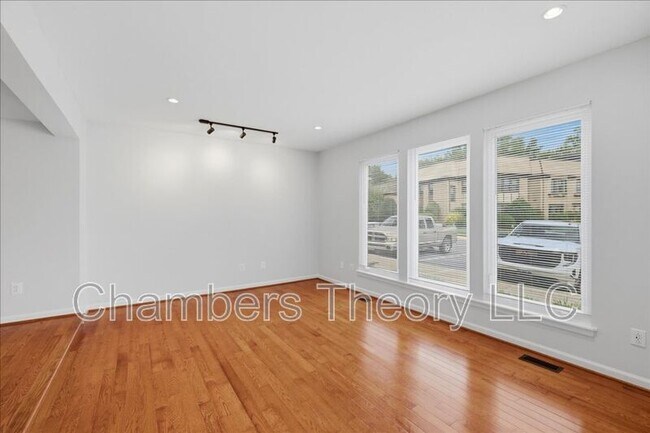 Building Photo - 2988 Borge St
