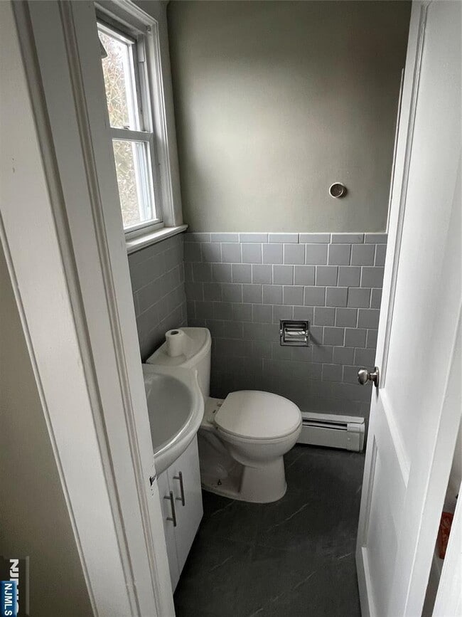 Building Photo - 206 Godwin Ave