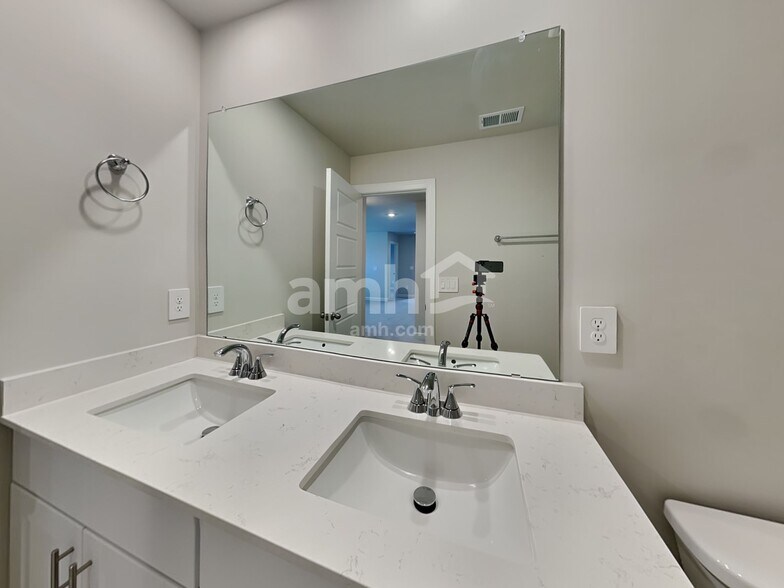 Building Photo - 789 Treeline Rd