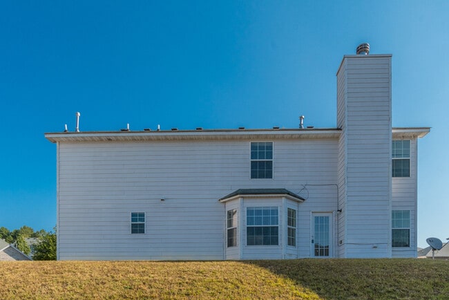 Building Photo - Spacious 4 bedroom 2.5 bath