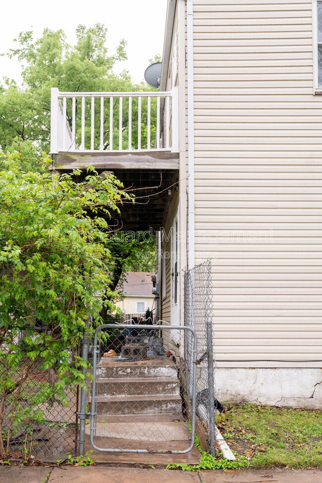 Building Photo - 302 S Poplar St
