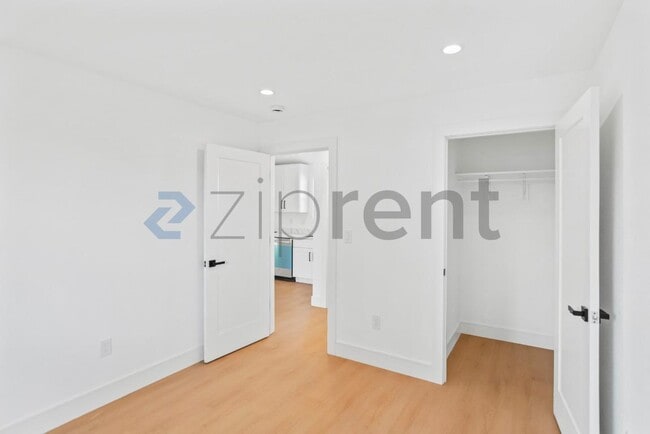 Building Photo - 374 S 21st St