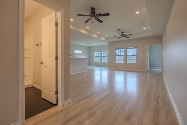 Building Photo - 2422 Cardinal Dr
