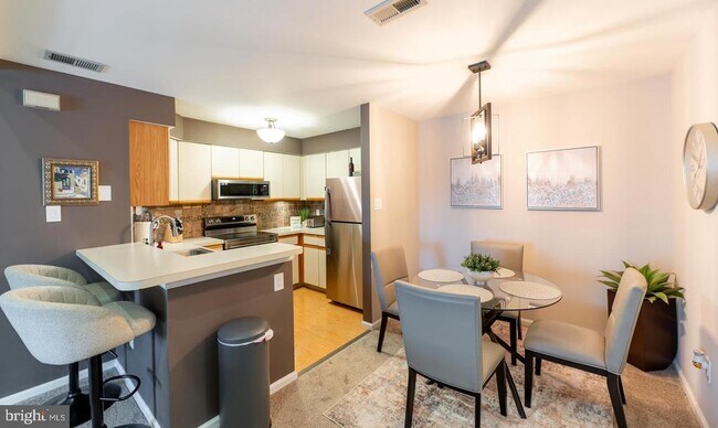 Building Photo - 1012 Foxmeadow Dr