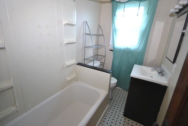 Studio Reno Bathroom - 414 Division