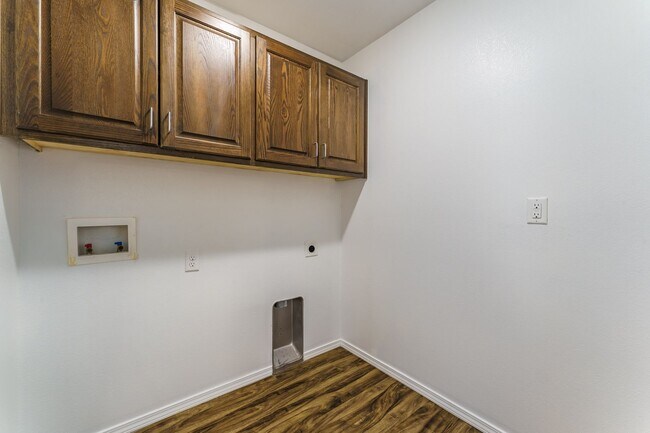 Building Photo - Newly updated home