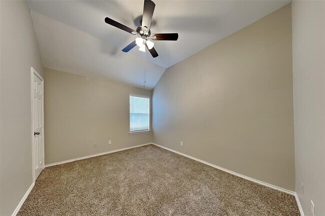 Building Photo - 26953 Kings Crescent Dr