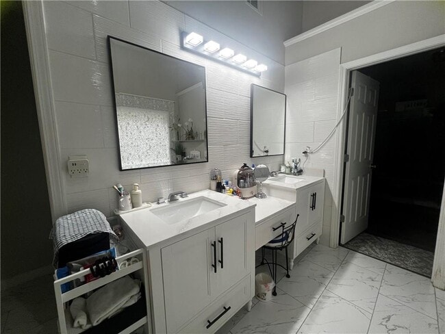 Building Photo - 130 Morning Glen Dr