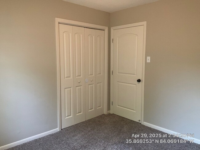 Building Photo - 3 Bedroom / 2.5 Bath House Available Now