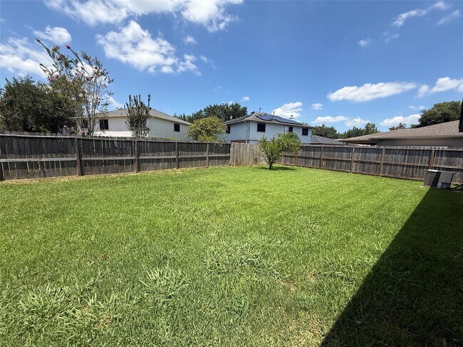 Building Photo - 18023 Lago Forest Dr