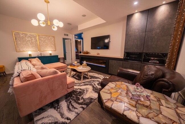 Building Photo - Luxury Furnished Basement Unit 2 Bed 1 Bath with Utilities Included!